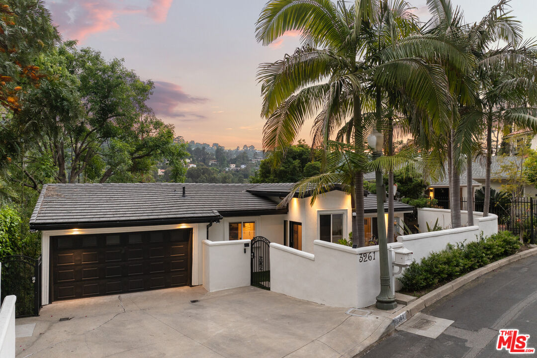 3261 N Knoll Dr