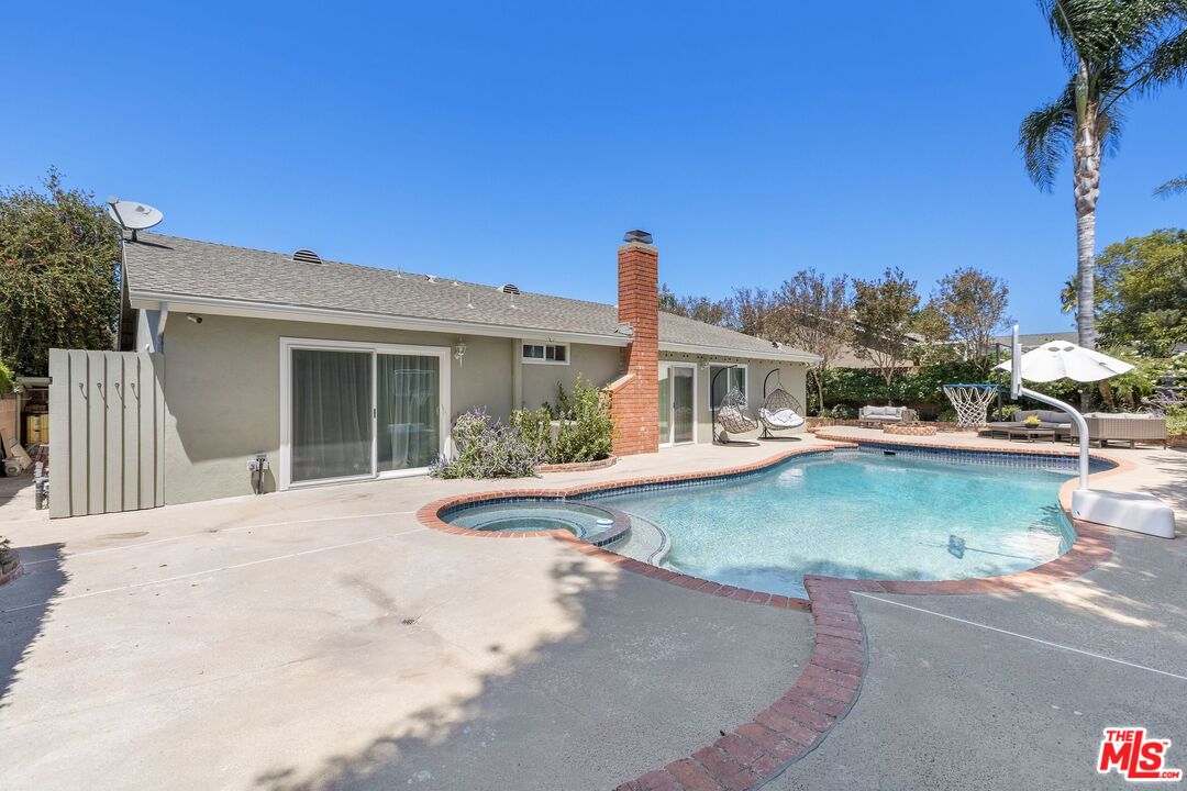 222 Dickenson Ave