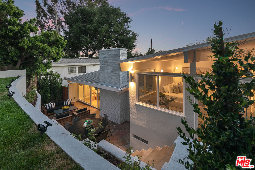 218 N Bundy Dr