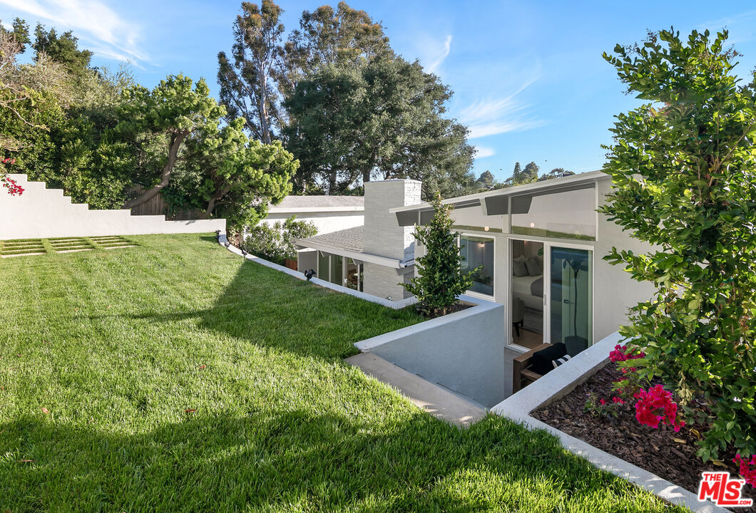 218 N Bundy Dr