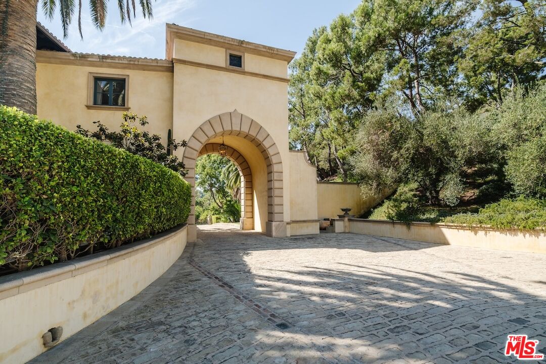 75 Beverly Park Ln