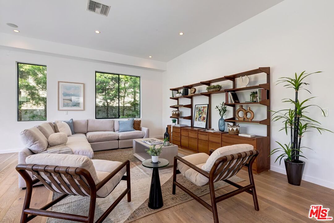 3571 Colonial Ave