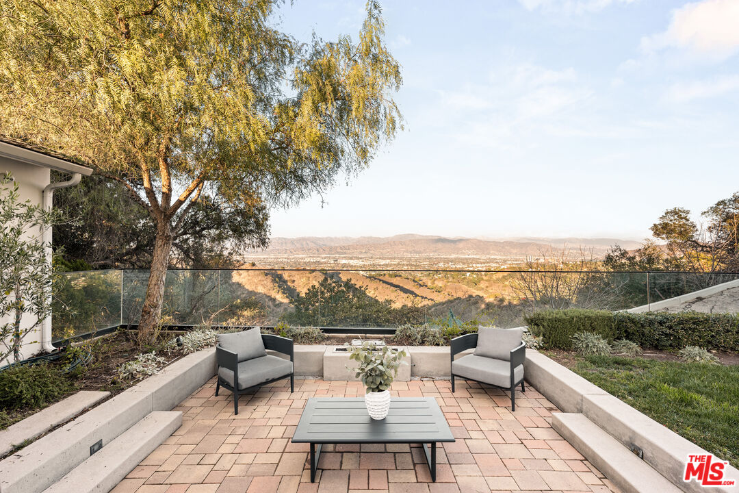 12417 Mulholland Dr