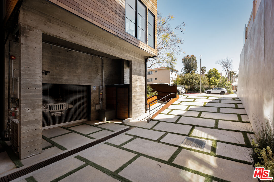 1033 N Vista St Unit: D