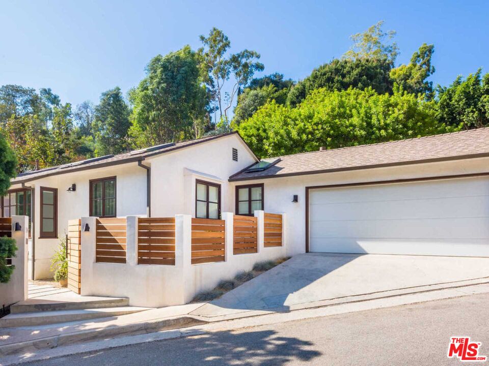 3279 Ledgewood Dr