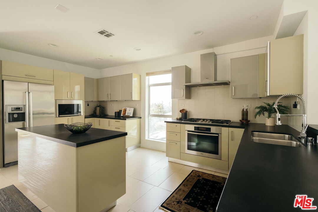 8703 W Knoll Dr Unit: 301
