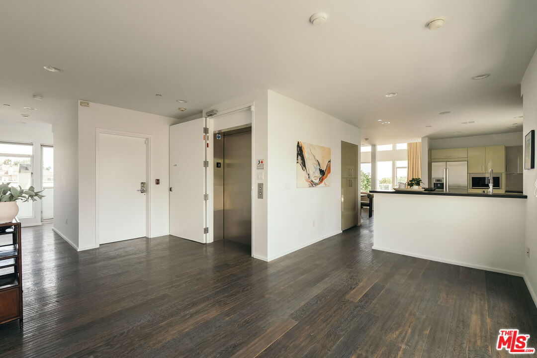 8703 W Knoll Dr Unit: 301