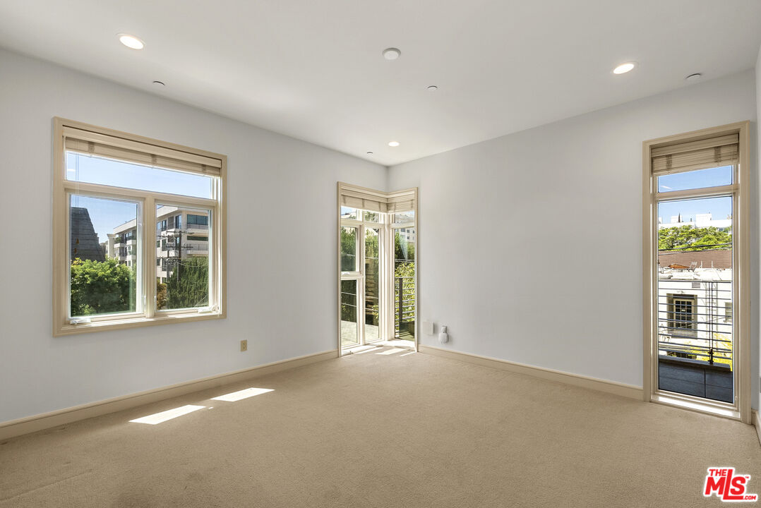 447 N Doheny Dr Unit: 302