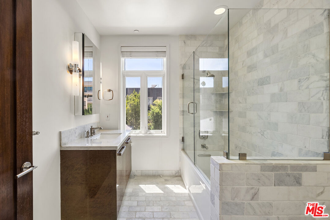 447 N Doheny Dr Unit: 302