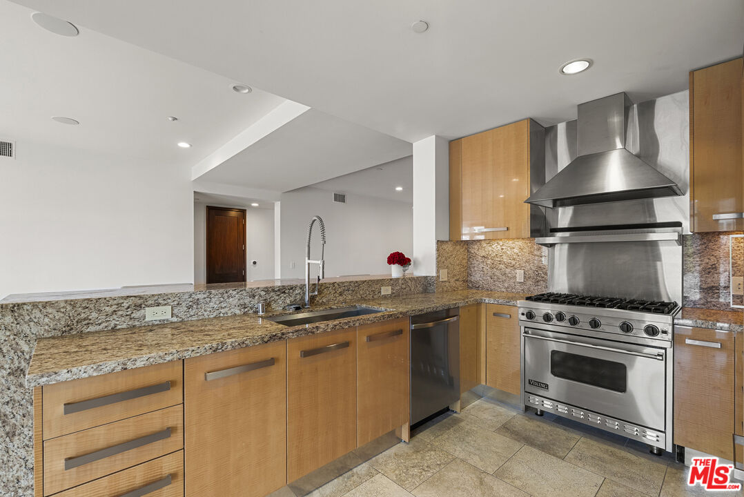 447 N Doheny Dr Unit: 302