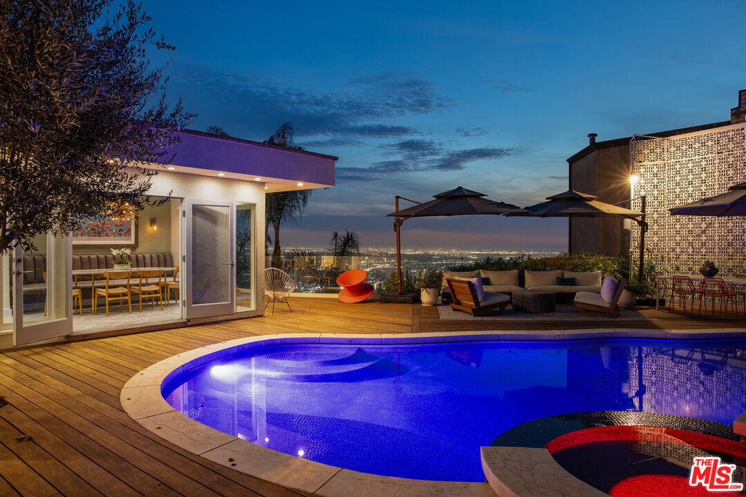 2137 Sunset Plaza Dr