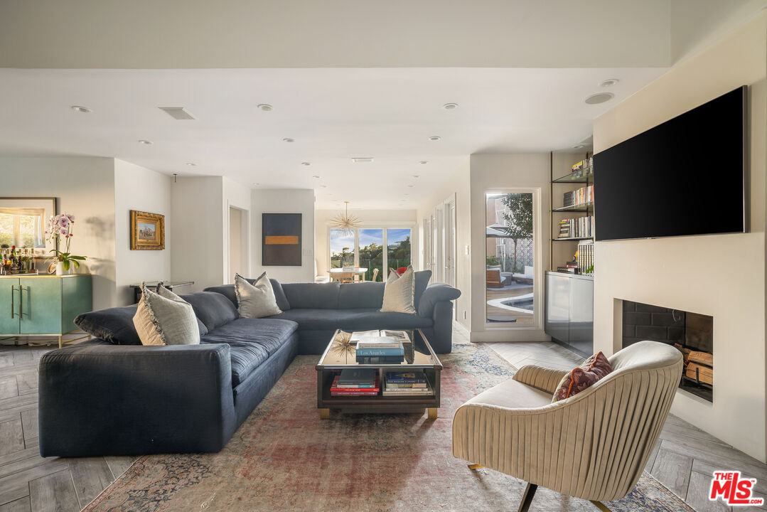 2137 Sunset Plaza Dr