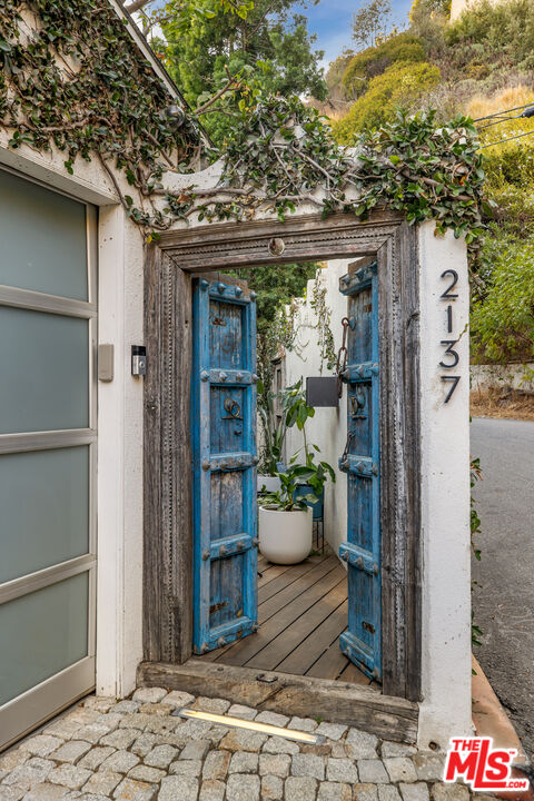 2137 Sunset Plaza Dr