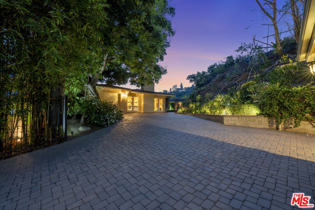 1457 Claridge Dr