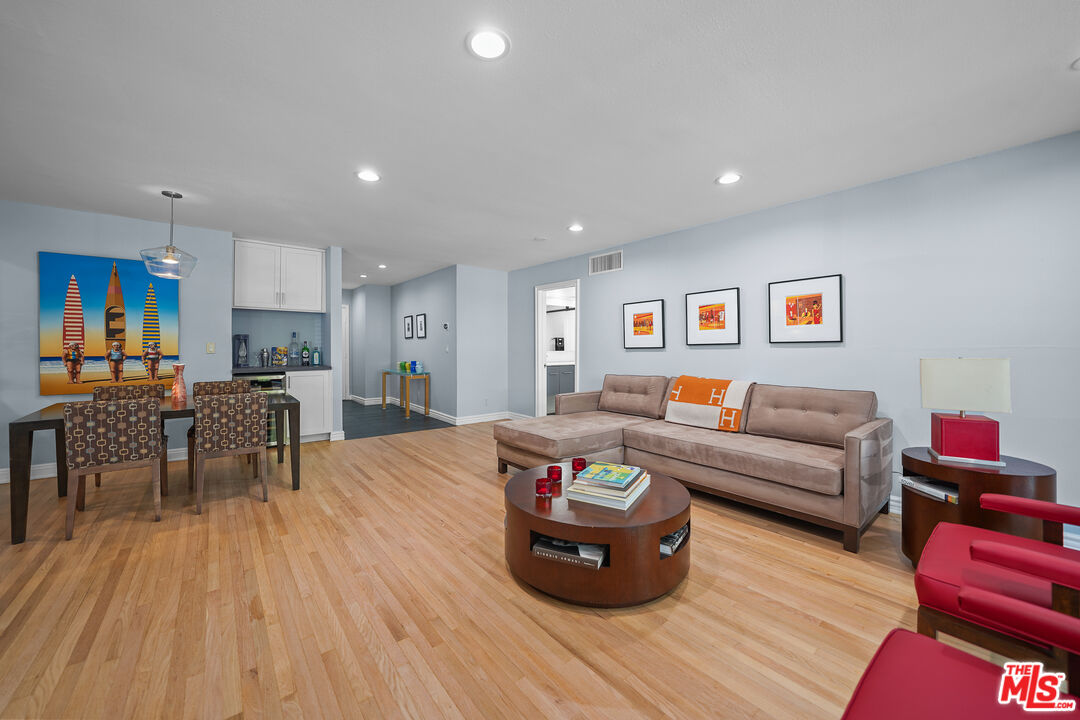 8530 Holloway Dr Unit: 215