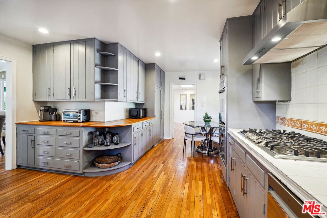 1323 Roscomare Rd