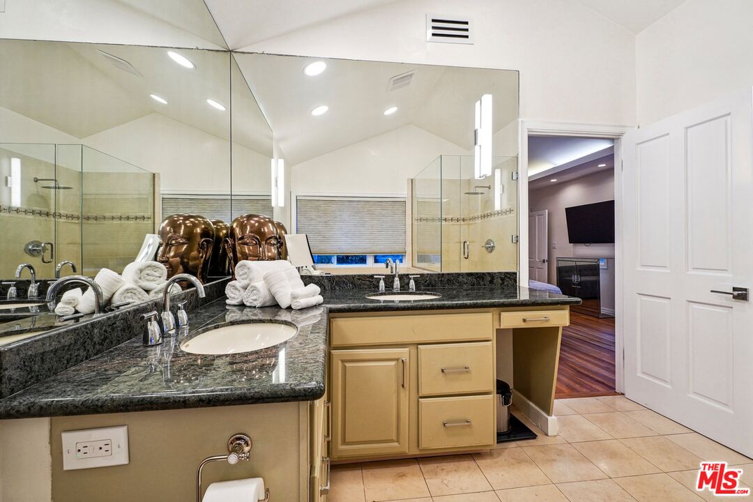 1323 Roscomare Rd