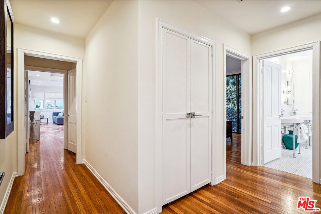 1323 Roscomare Rd