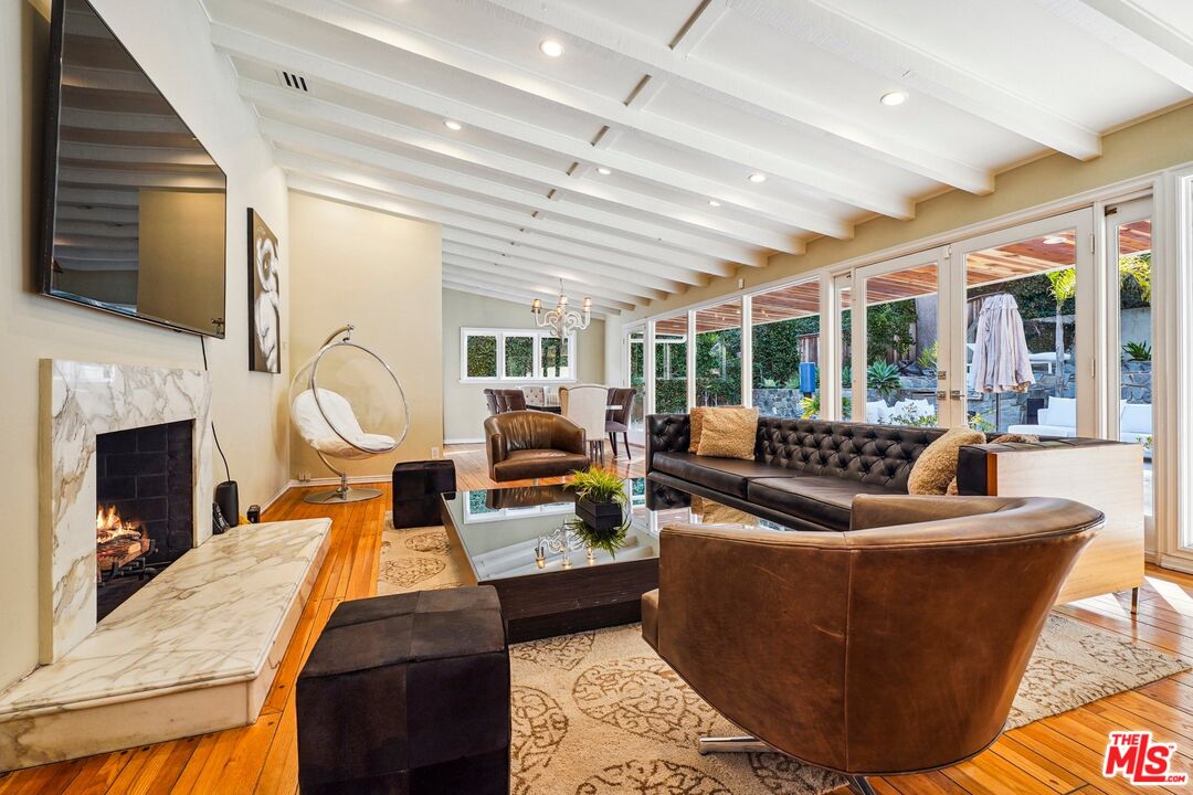 1323 Roscomare Rd