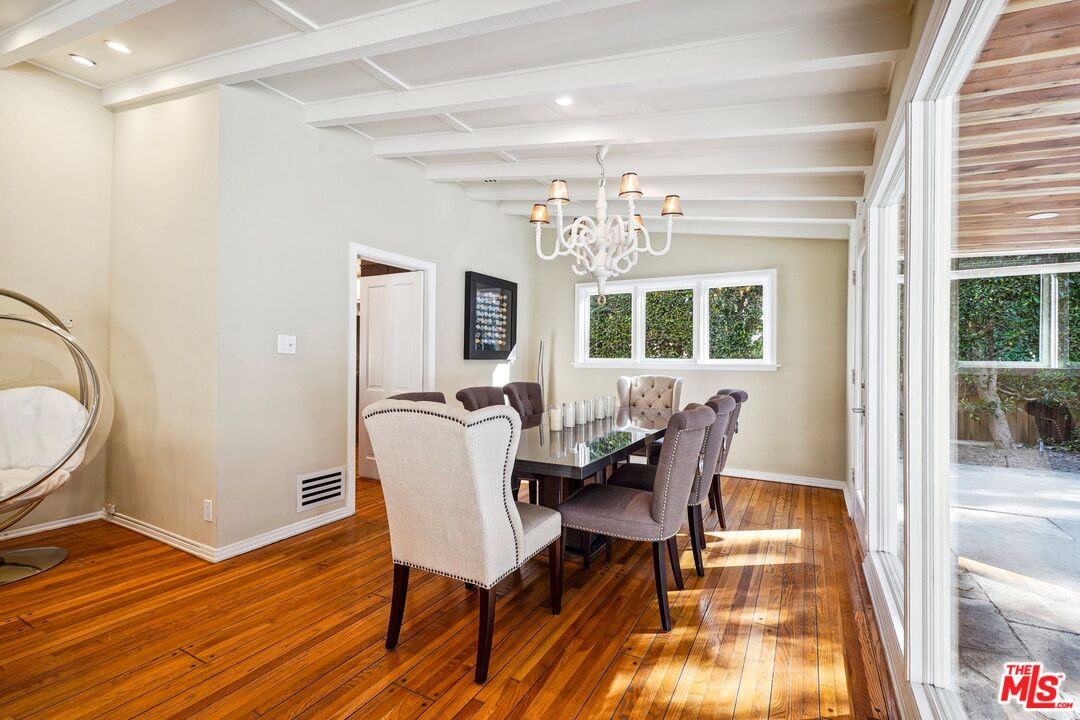 1323 Roscomare Rd