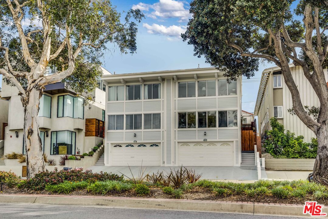 460 Rosecrans Ave