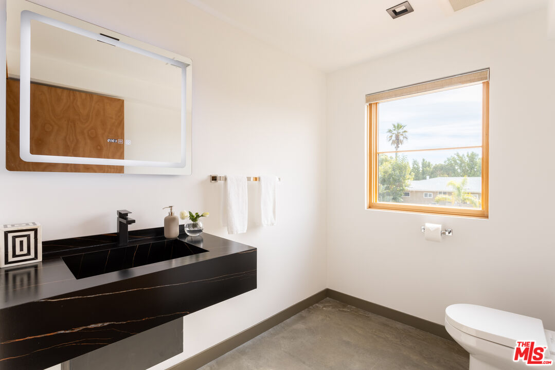 547 N Sweetzer Ave Unit: 201