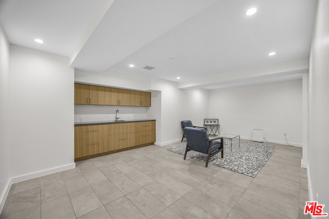 141 Hollister Ave