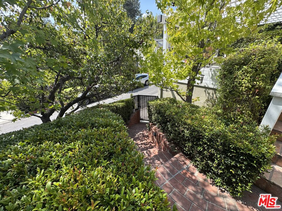 1348 Londonderry Pl