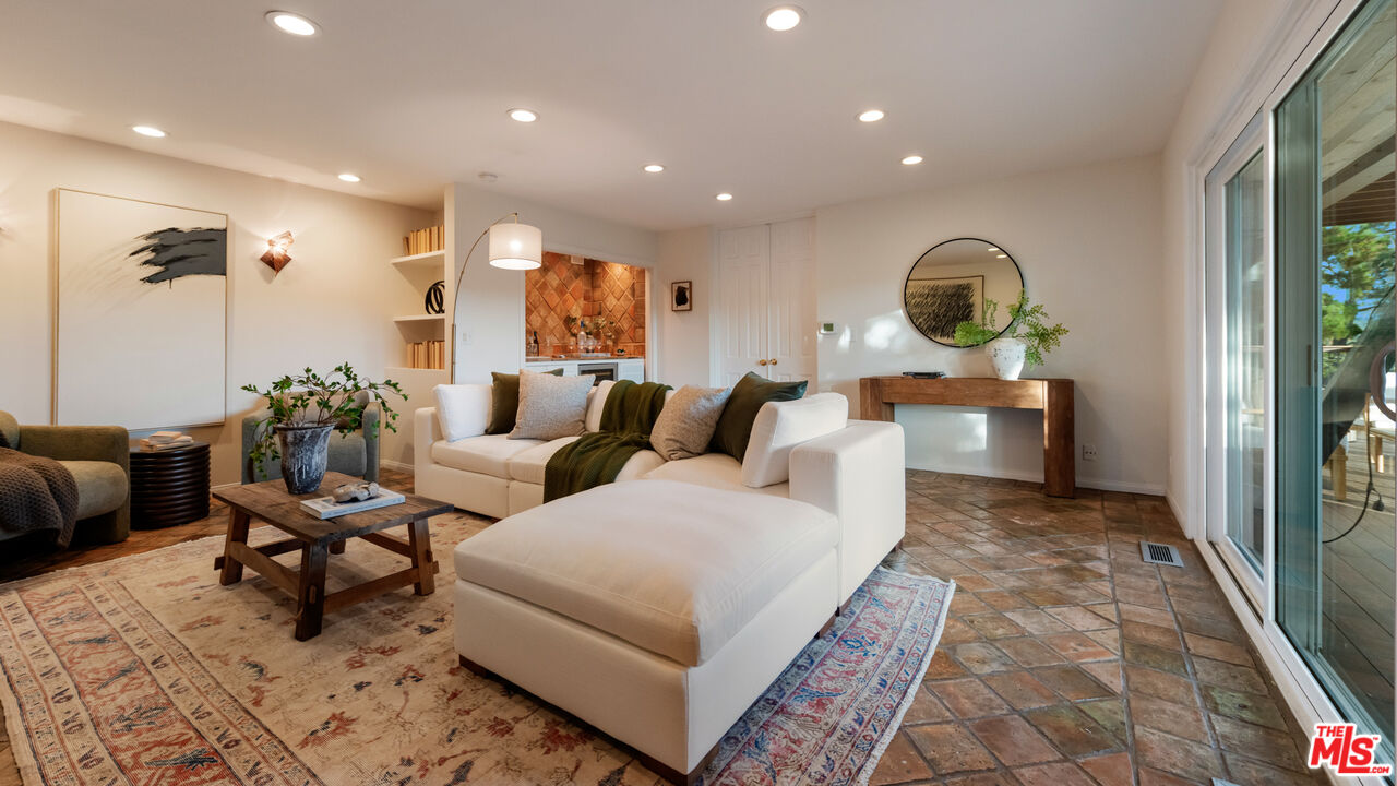 8579 Skyline Dr