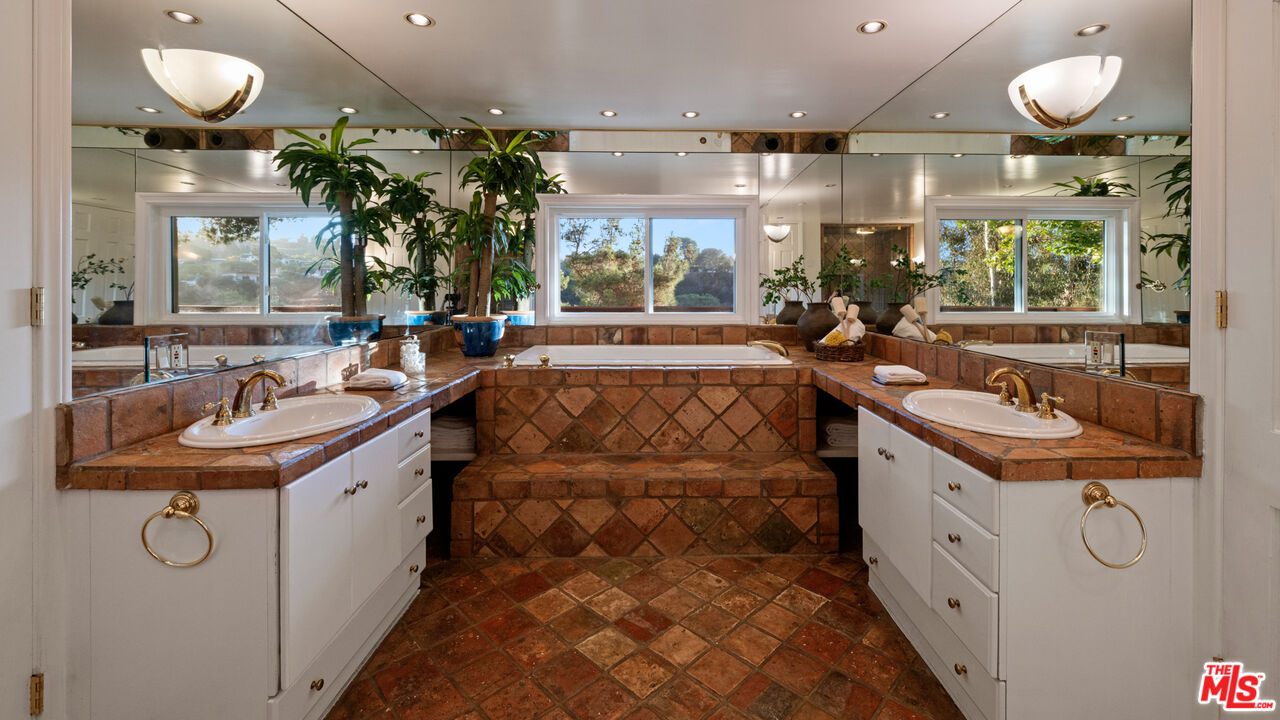 8579 Skyline Dr