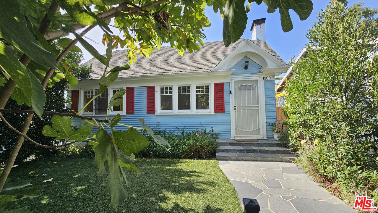 1209 N Genesee Ave