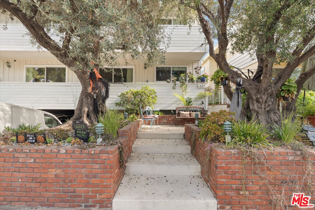 1327 Stanford St Unit: 3