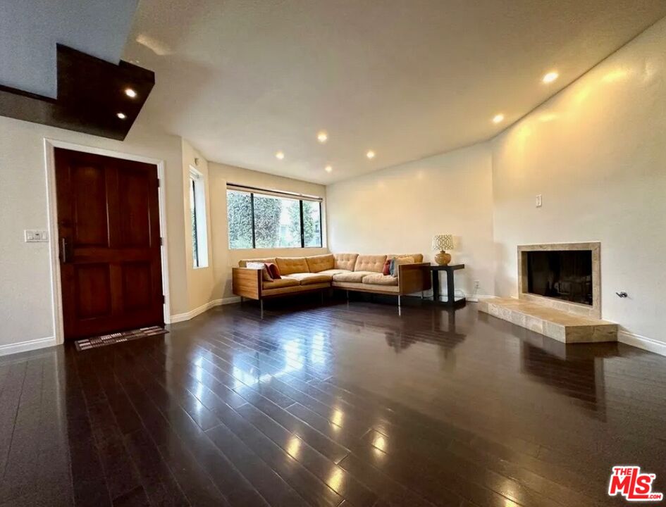 805 N West Knoll Dr Unit: 1
