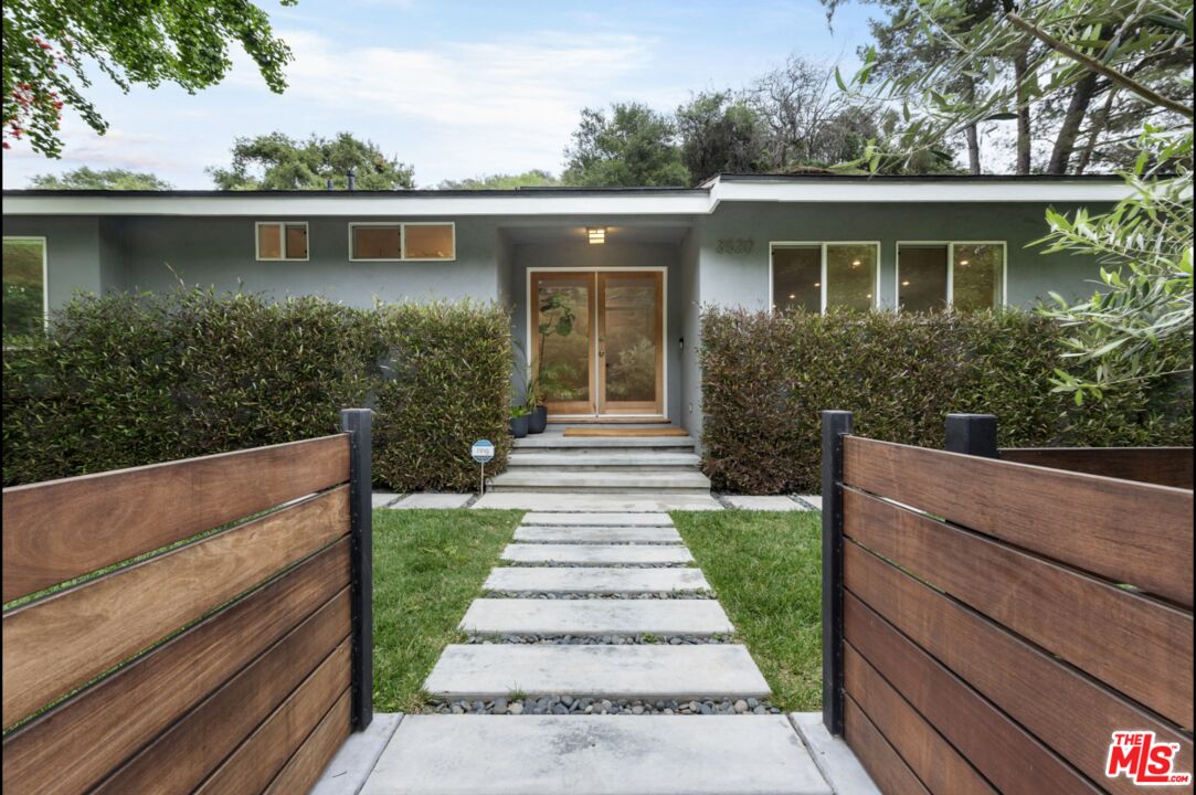 3520 Mandeville Canyon Rd