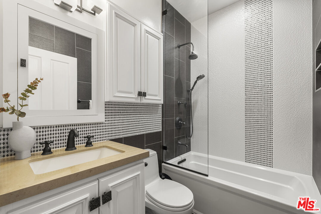 830 17th St Unit: 2