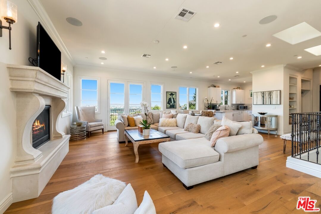 3721 Eureka Dr