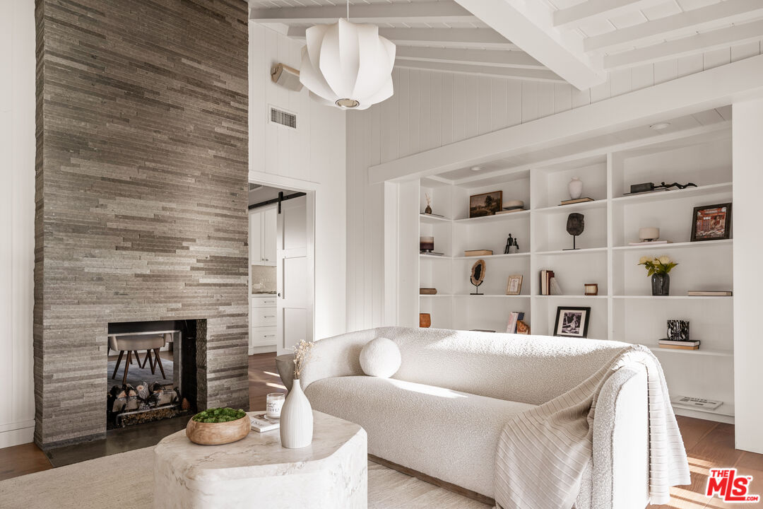 12417 Mulholland Dr