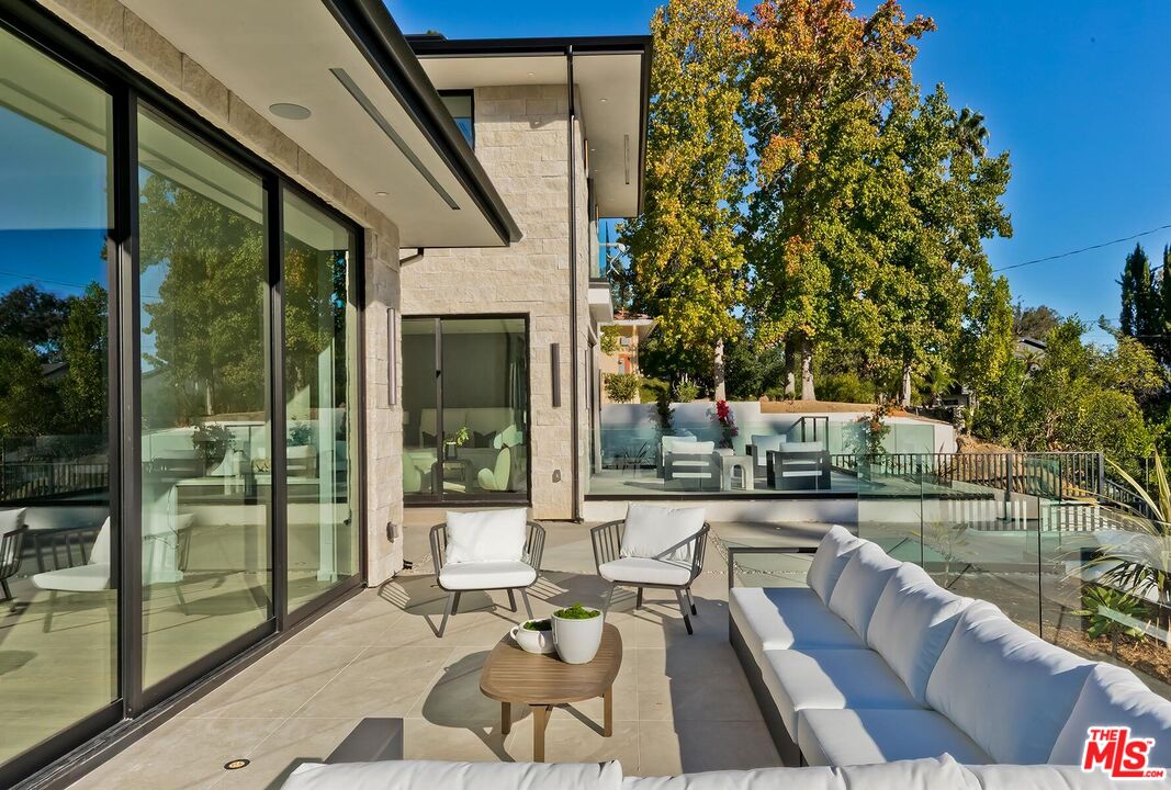 16879 Mooncrest Dr