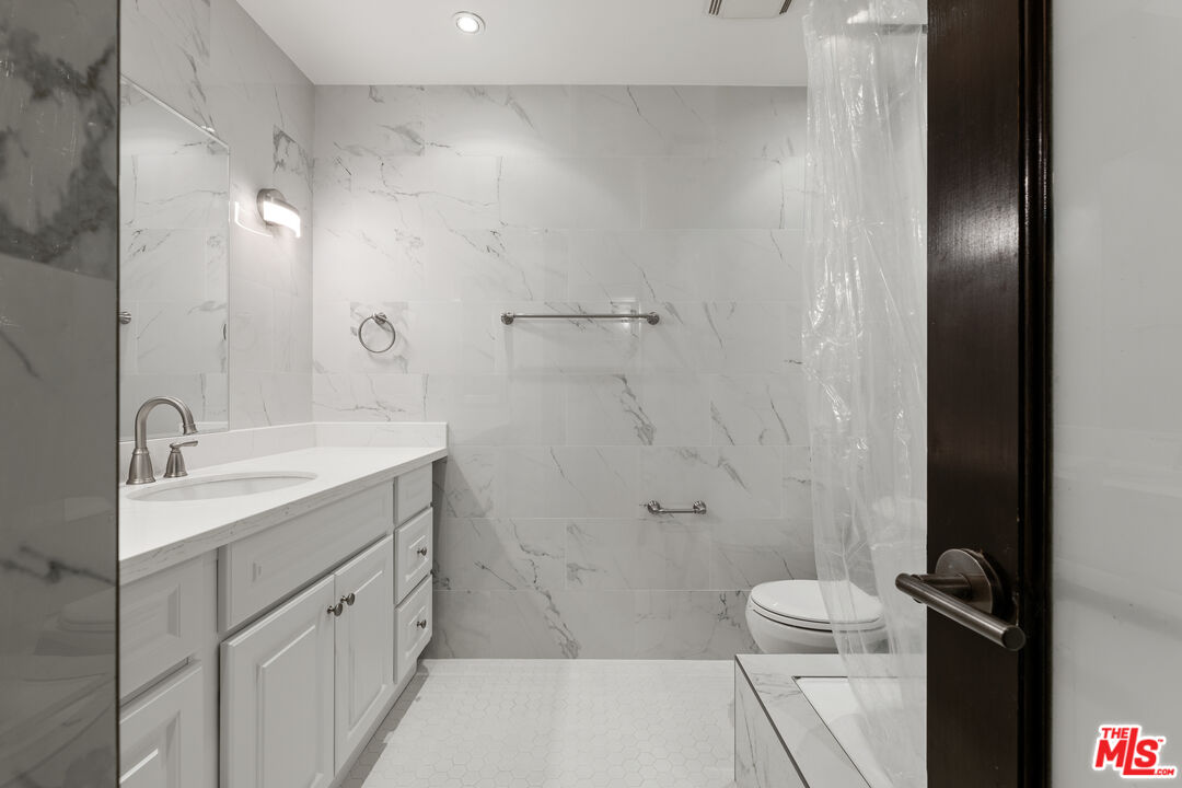 1121 N Olive Dr Unit: 209