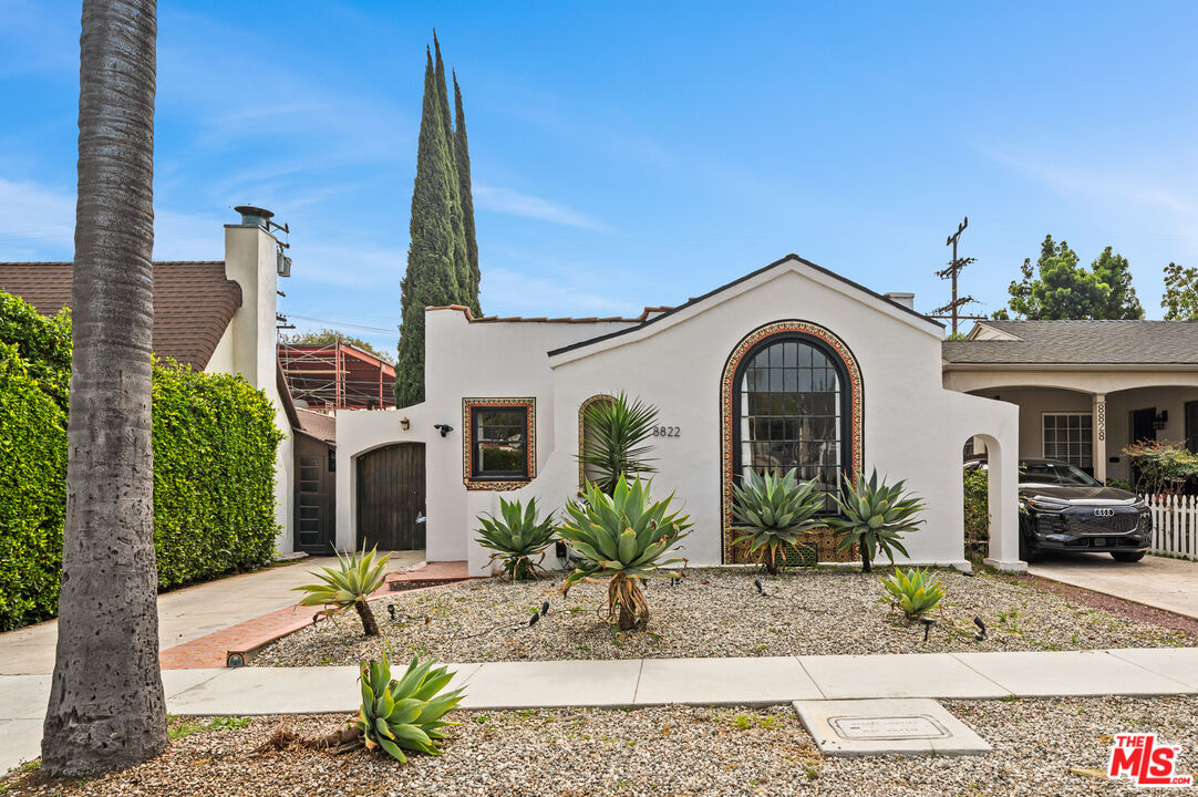 8822 Rosewood Ave
