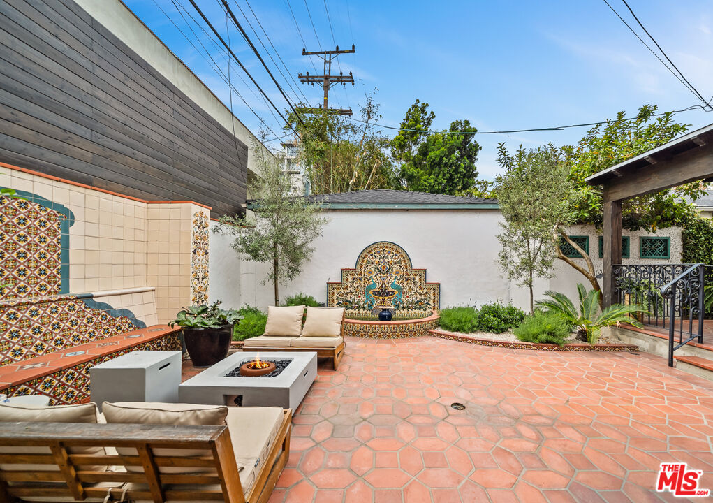 8822 Rosewood Ave