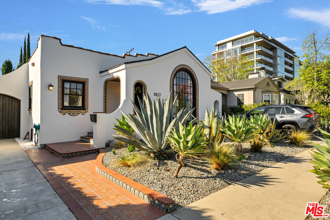 8822 Rosewood Ave