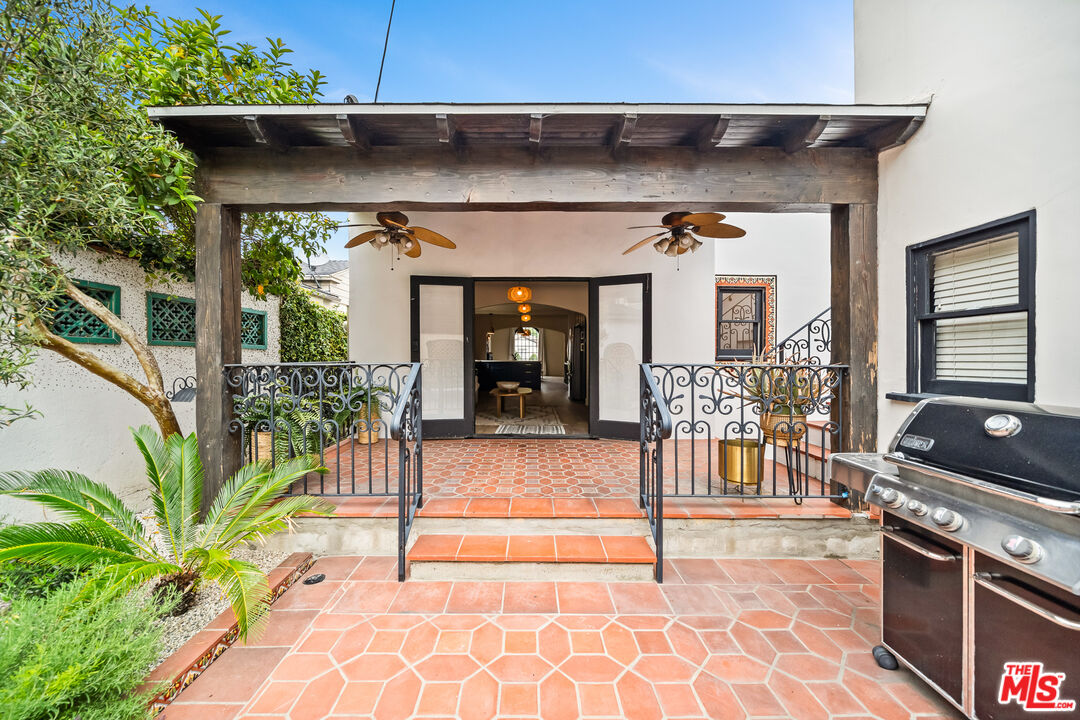 8822 Rosewood Ave