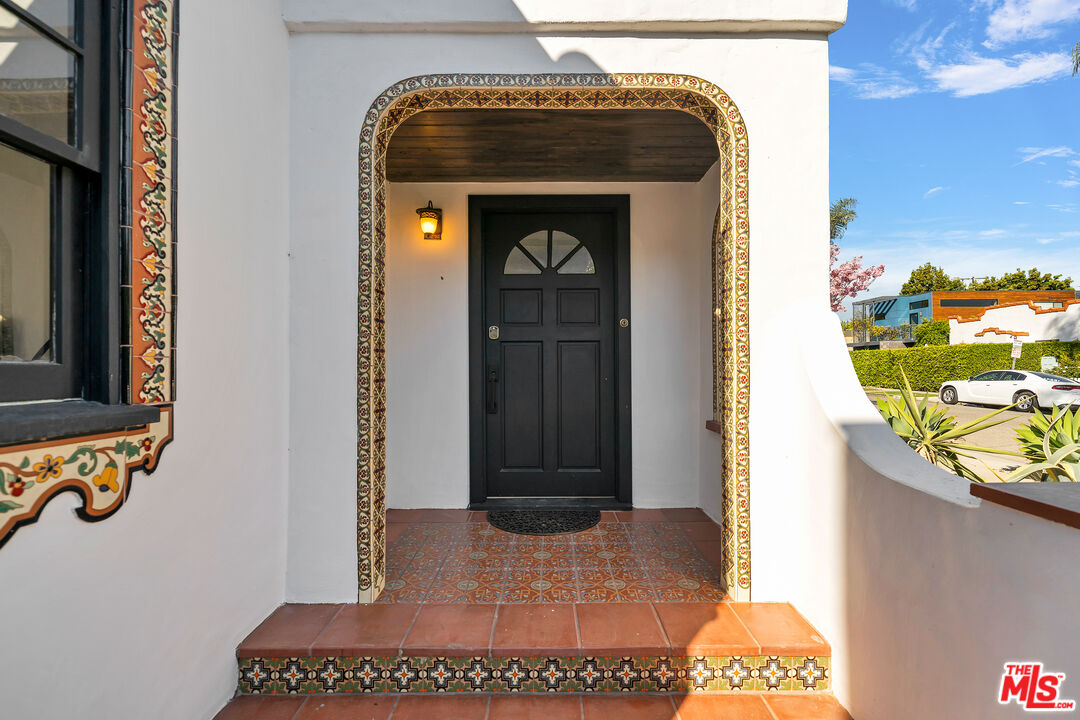 8822 Rosewood Ave