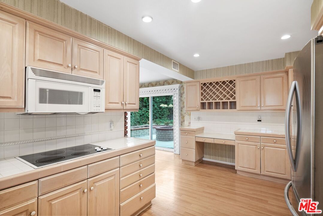 18800 Edleen Dr