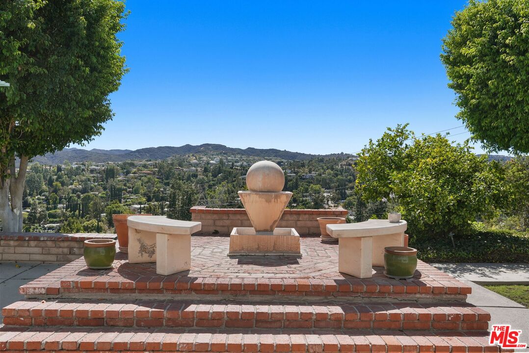 18800 Edleen Dr