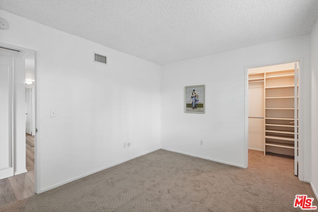 18800 Edleen Dr