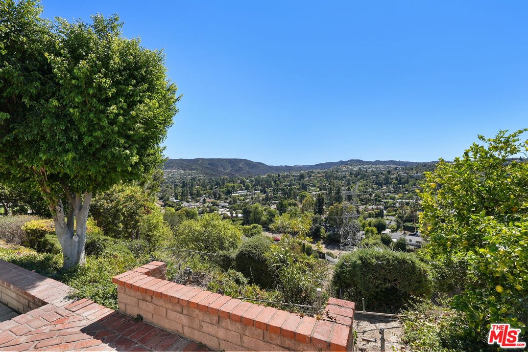 18800 Edleen Dr
