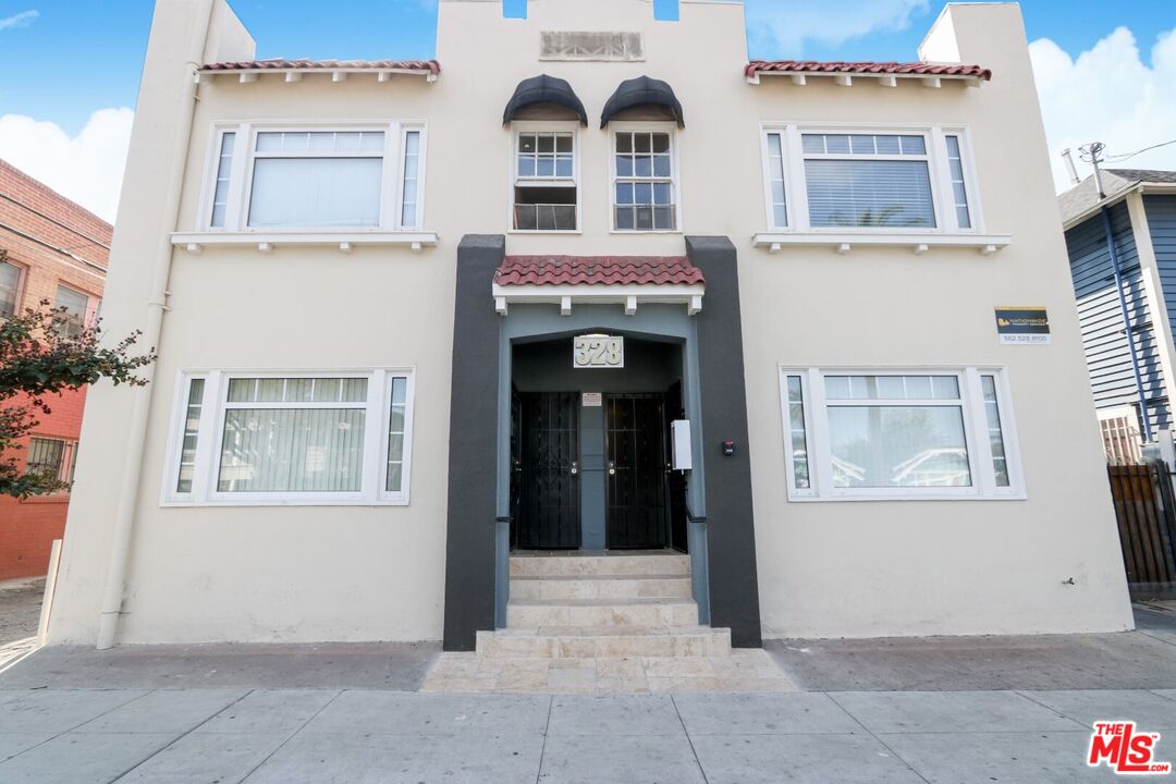 328 W 8th St