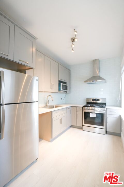 328 W 8th St